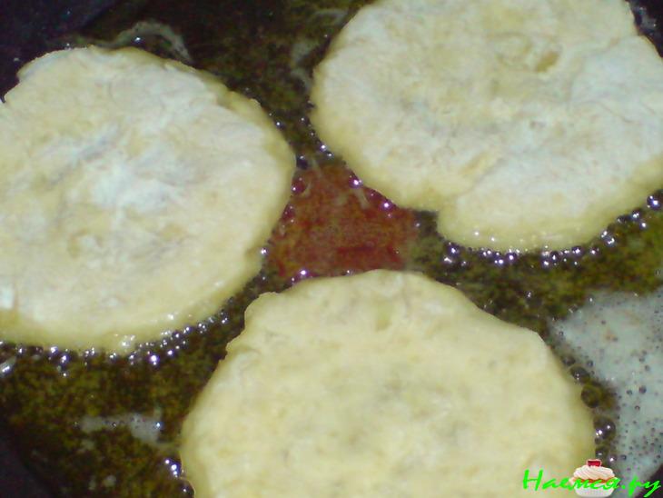 Закуска из картофельных оладий и маринованных помидорок и сыра