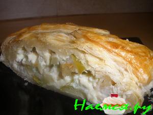 Слоеный пирог с яблочно-творожной начинкой