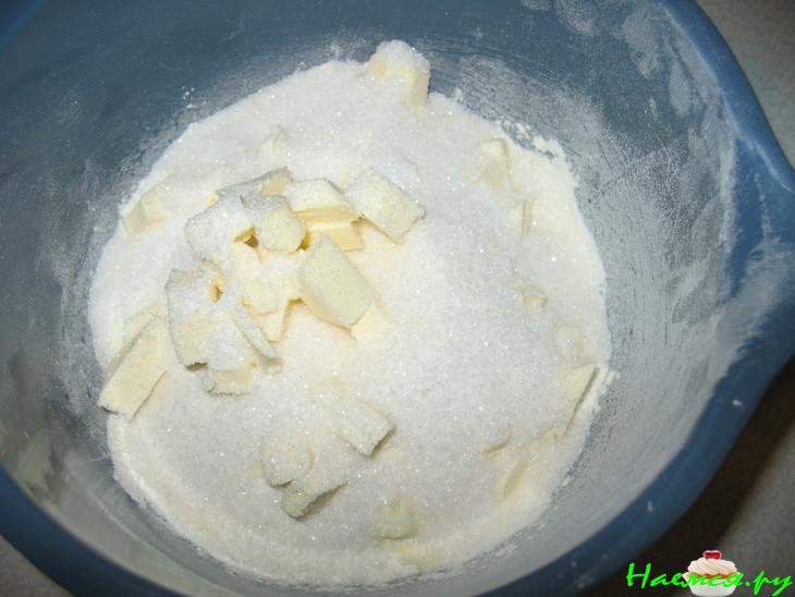 Штрейзельный пирог с клубникой, ревенем и миндалем Штрейзельный пирог с клубникой, ревенем и миндалем