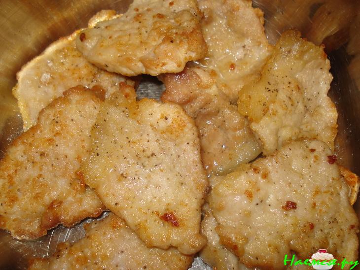 Свиная вырезка в сметанно-грибном соусе