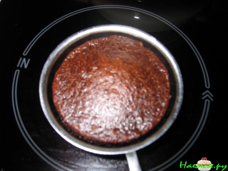 Шоколадные пирожные-жучки из свёклы "Съешь нас" с апельсиновой глазурью