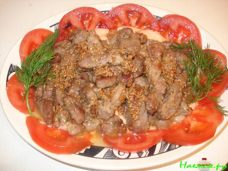 Мясо жареное с кунжутом с соусом по-французски