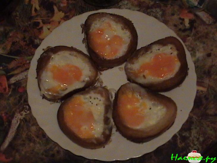 Яичница на кусочке батона