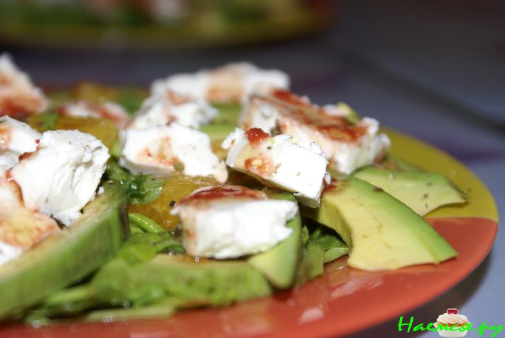 Салат с козьим сыром, авокадо и апельсином Салат с козьим сыром, авокадо и апельсином