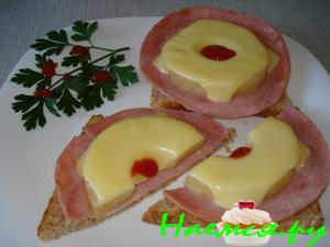 Бутерброд с ветчиной, ананасом и плавленным сыром Бутерброд с ветчиной, ананасом и плавленным сыром