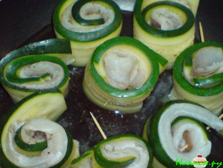 Рулеты из рыбы и цуккини с овощами