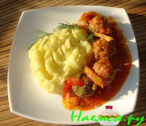 Тефтельки с перцами и томатами