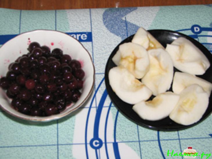 Песочный пирог с яблоками и чёрной смородиной