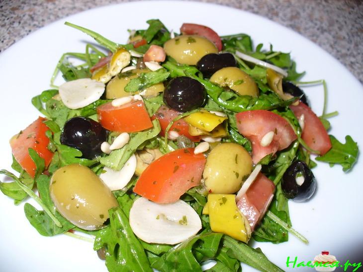 Пикантный салат с рукколой
