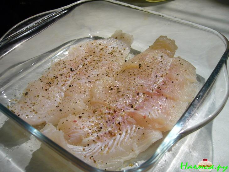 Запеченная рыба с помидорами