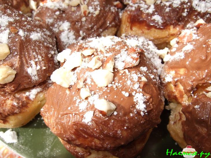 Эклеры со сгущенкой с ореховой посыпкой