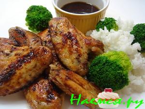 Куриные крылышки в глазури из соевого соуса, меда и рисового уксуса Куриные крылышки в глазури из соевого соуса, меда и рисового уксуса