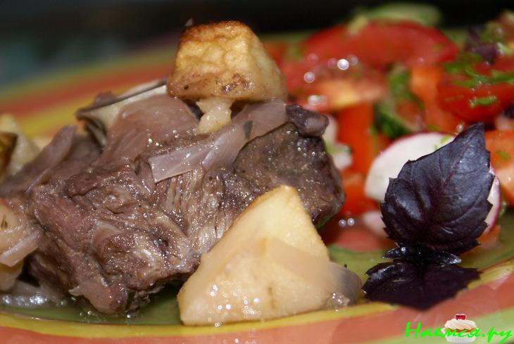 Баранья шейка запеченная с яблоками в листьях карри