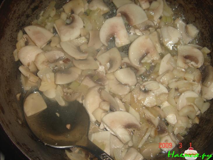 Картофельно-мясные котлеты с нежным грибным соусом.