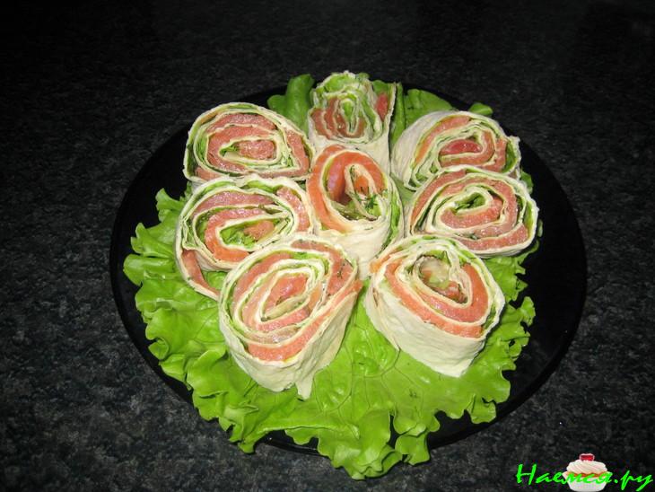 Рулет из форели со сливочным сыром