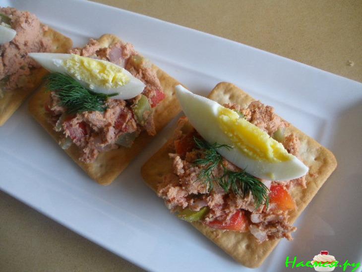 Крекеры-канапе с салатом из ливерной колбасы
