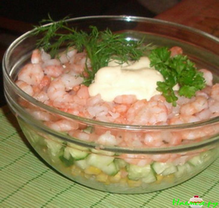 Салат с креветками и кукурузой