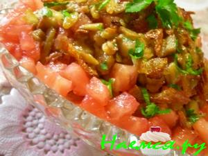 Салат с жареными баклажанами и кабачками