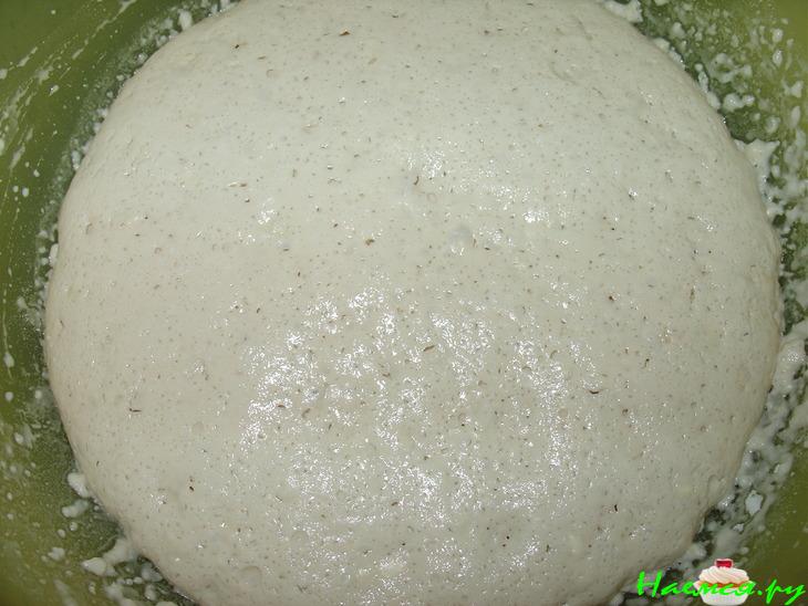 Пирог с марципаном, черносливом и фундуком в медовой помадке