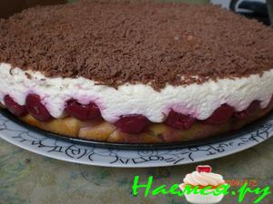 Вишневый пирог с кремом и шоколадом