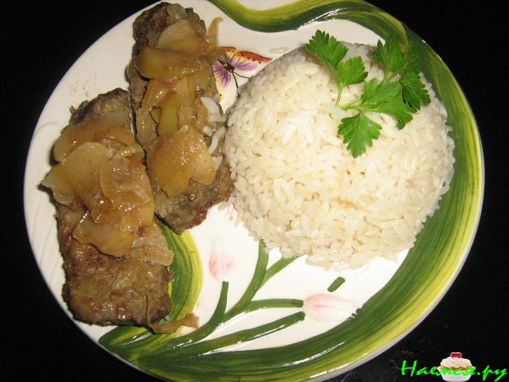 Говяжья печень под яблочно-луковым соусом