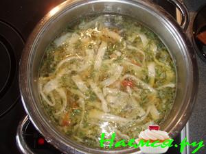 Домашняя лапша на настое укропа