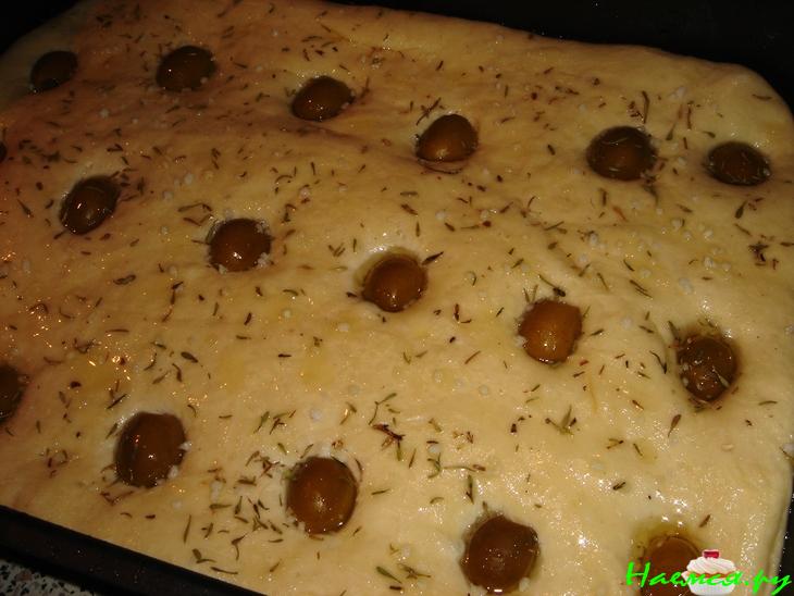 Фокачча с оливками и тимьяном