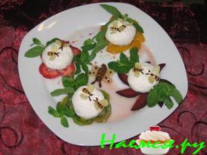 Десерт мороженое с фруктами и миндальными орехами Десерт мороженое с фруктами и миндальными орехами