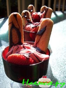 Десерт, клубника со взбитыми сливками