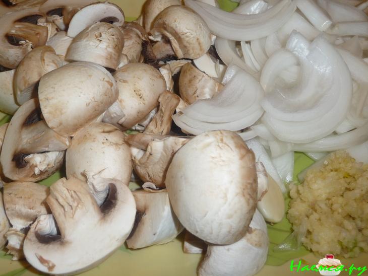 Грудинка с шампиньонами в соусе