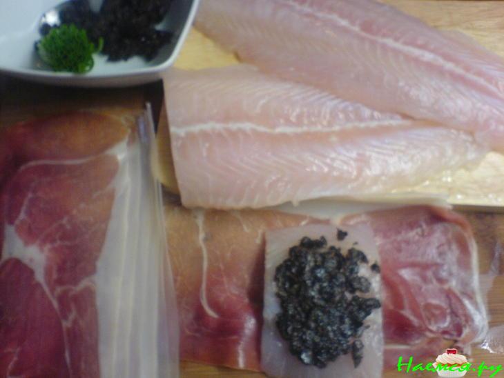 Белая рыба с оливами и базиликом