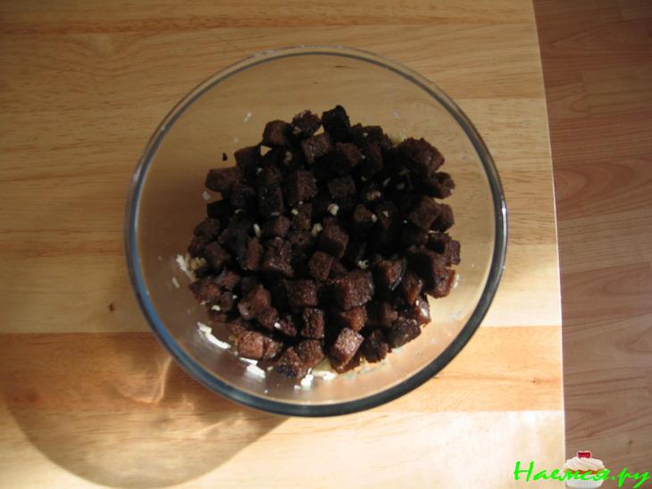 Салат с фасолью и чесноком