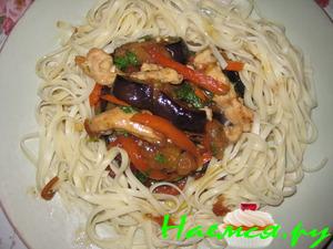 Куриные кусочки в чиле-соевом соусе с баклажаном