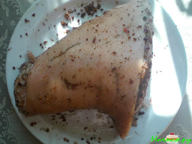 Свиная рулька с чесноком и аджикой