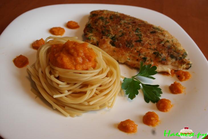 Тилапия в корочке из пармезана и трав с Запеченным томатным соусом