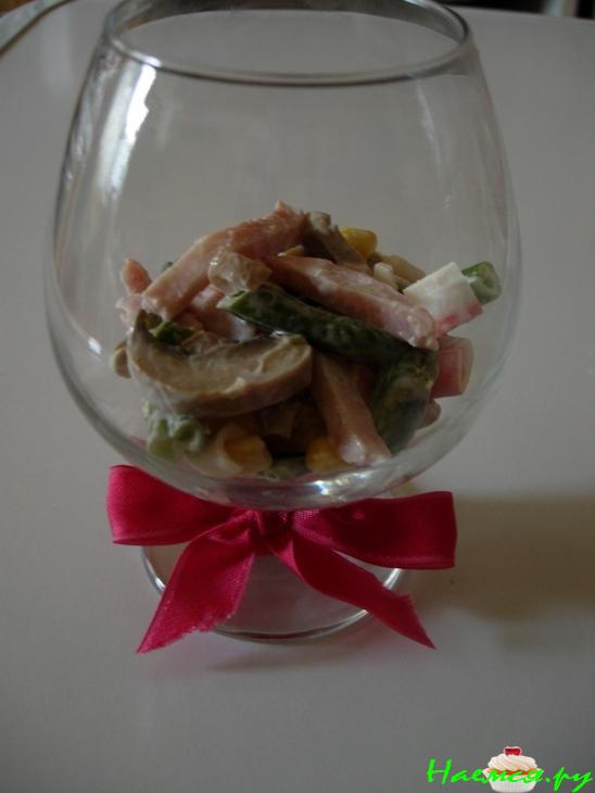 Салат «Аристократ» с ветчиной и зеленой фасолью Салат «Аристократ» с ветчиной и зеленой фасолью