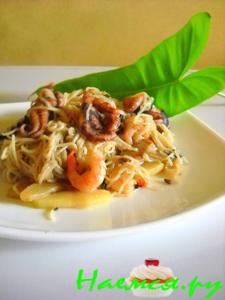 Рисовая лапша с морепродуктами, грибами и кабачком