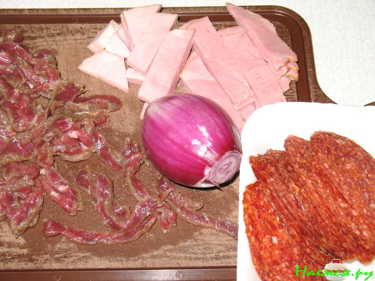 Пицца мясная и соус для пиццы Пицца мясная и соус для пиццы