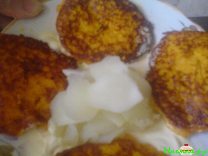 Творожники морковные с яблочным гарниром