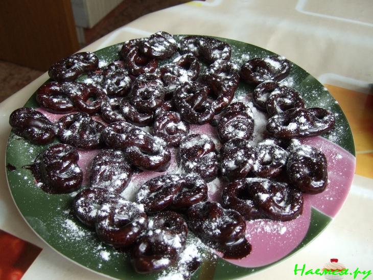 Шоколадные крендельки в сахарной пудре