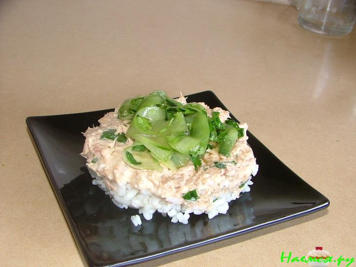 Закусочные пирожные-суши с салатом