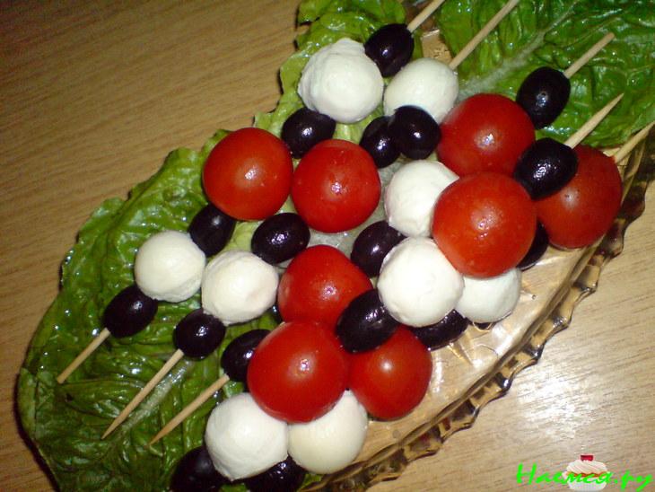 Шашлычки из помидорок и сыра