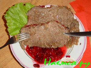 Говядина, тушеная с красным вином и клюквенным соусом Говядина, тушеная с красным вином и клюквенным соусом