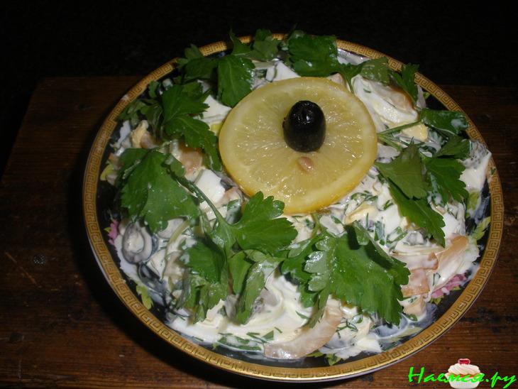 Салат с копченым кальмаром Салат с копченым кальмаром