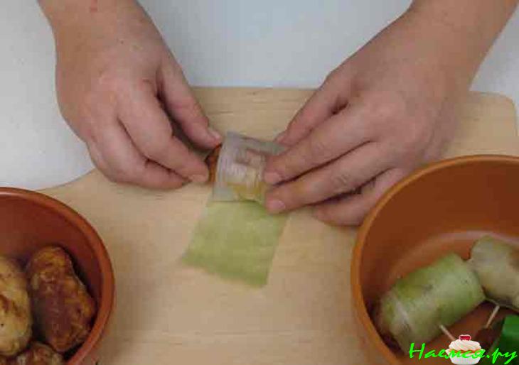 Котлеты в листьях лука-порея