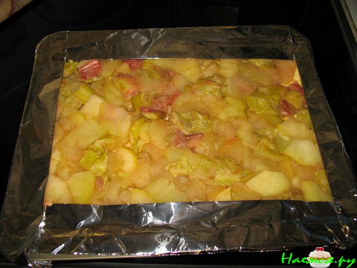 Пирог с яблоками, ревенем и ванильным кремом 