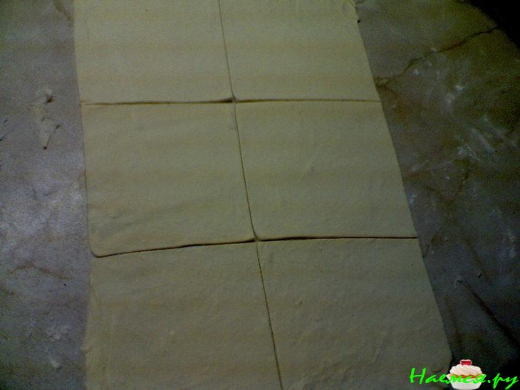 Слоеные мешочки с персиком и шоколадом