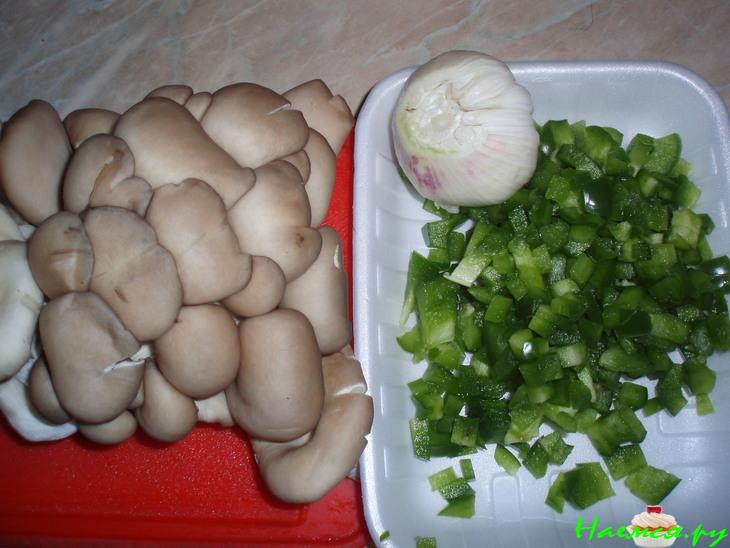 Куриные сердечки с вешенками в сметане