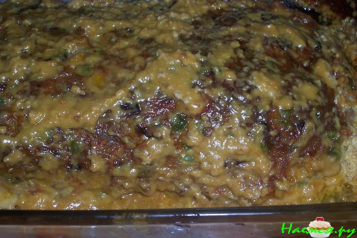 Запеченный рулет из фарша с овощами и сыром