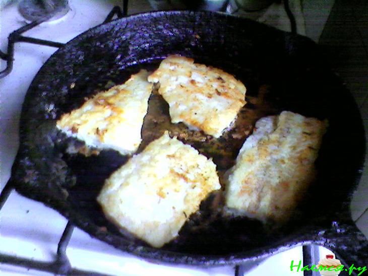 Жареная рыба с зелёным соусом